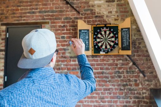Darts live kijken in een sportcafé in Noord-Holland met schermen, publiek en wedstrijduitzending