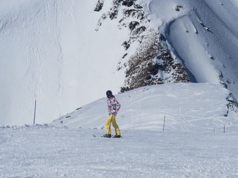 Halfpipe snowboarden vrouwen olympische winterspelen 2026 met een snowboardster hoog boven de pipe in Livigno