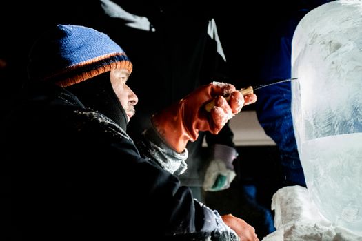 Bezoekers bekijken indrukwekkende ijsbeelden met blauw licht tijdens het Nederlands IJsbeelden Festival