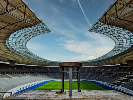 Opening olympische spelen 2026 in Milaan met verlicht stadion en vlaggendragers tijdens de ceremonie