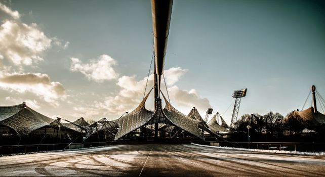 Schaatser met medaille op het podium als beeld bij prijzengeld olympische spelen 2026