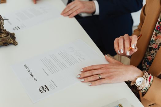 Ouder in Noord-Holland maakt financieel overzicht na scheiding met kinderen aan de keukentafel