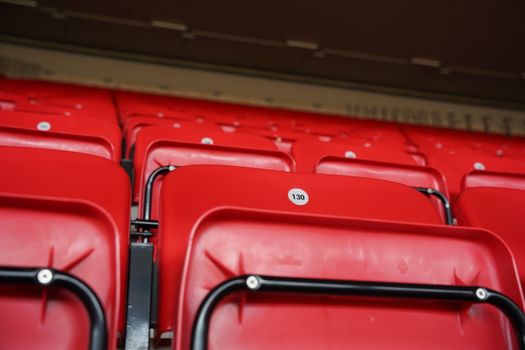 stand Liverpool FC op stadionbord met ranglijst en supporters in rood op de tribune