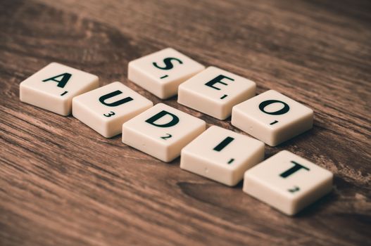 Redactie in Noord-Holland werkt met AI-tools aan lokale SEO-content en trendanalyse in 2026
