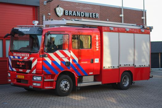 Brandweer in Noord-Holland bij uitruk met bluswagen op een druk kruispunt in Alkmaar