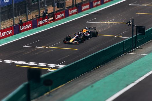 Actueel Formule 1-nieuws met Max Verstappen op het circuit tijdens een raceweekend in beeld