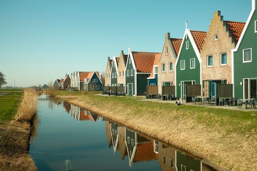 Huizenkoper in Noord-Holland bekijkt hypotheekrentes en ECB-ontwikkelingen op laptop aan de keukentafel