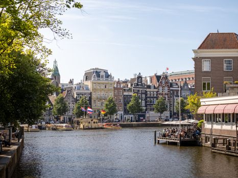 IPL-apparaat voor thuisgebruik op een badkamermeubel tijdens het vergelijken van ontharingsopties