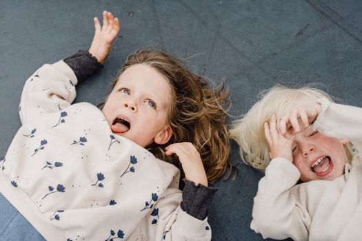 Joke Bruijs en Gerard Cox tijdens een openbaar optreden, passend bij een artikel over haar privéleven en kinderwens