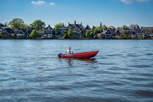Bezoekers op een kleinschalig zomerfestival in Noord-Holland met foodtrucks, muziek en trendy sneakers in 2026