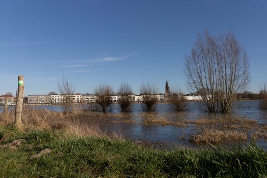 Drukke binnenstad van Zutphen tijdens koningsdag zutphen 2026 met vrijmarkt, oranje vlaggen en volle terrassen