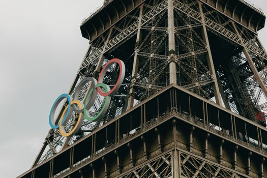 Schaatsfans kijken naar olympische spelen 2026 op groot scherm in een sportcafé in Amsterdam