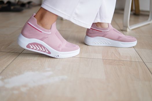 Vrouw met trendy retro sneakers in Amsterdam tijdens de sneaker trend 2026 dames