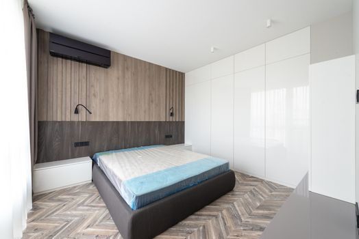 Mobiele airco in een slaapkamer tijdens een warme zomernacht in Noord-Holland
