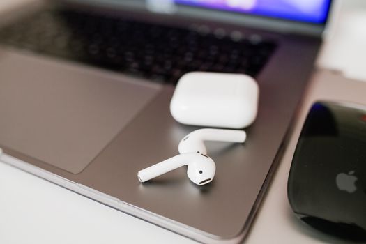 Verwachte AirPods Pro 3 naast een recente iPhone op tafel, met focus op draadloze functies en slimme audiotechniek