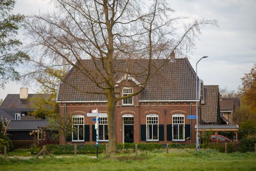 Drukke binnenstad van Doetinchem tijdens koningsdag doetinchem 2026 met oranjeslingers en volle terrassen