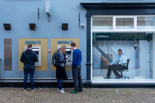 Noord-Hollandse inwoner bekijkt belastingaangifte en toeslagen op laptop