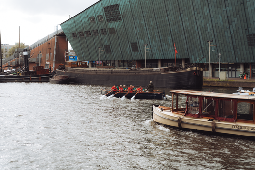 Schermen met beurskoers AMX bedrijven vandaag op een handelsvloer in Amsterdam