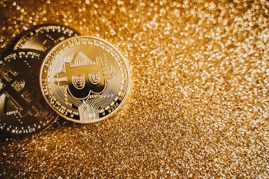 Grafiek van de bitcoin koers op een smartphone met eurobiljetten en woonhuizen in Noord-Holland op de achtergrond