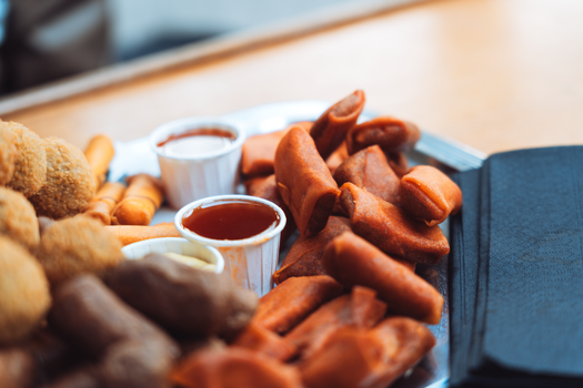 Goedkoop weekmenu voor één persoon met rijst, pasta en groenten op tafel