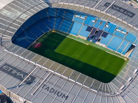 Fans in Amsterdam volgen een Champions League-wedstrijd op groot scherm in een sportcafé