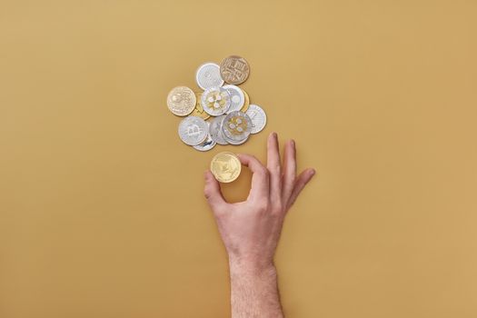 Laptop met crypto-koersen en belastingpapieren voor box 3 in 2026