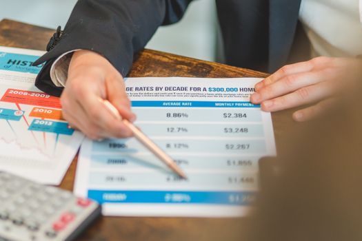 Koppel bekijkt op laptop een ING hypotheekberekening voor een woning in Noord-Holland