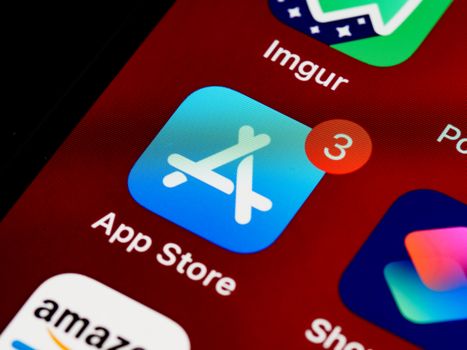 iPhone met iOS update-scherm op tafel in een koffiebar in Amsterdam