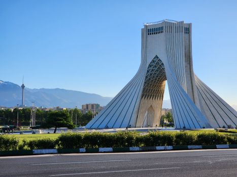 Iran nieuws op scherm met wereldkaart en reizigers in vertrekhal van Schiphol