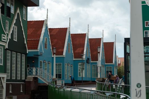 Jolien van der Tuin in een rustige woonomgeving met aandacht voor gezin, huis en tuin in Noord-Holland