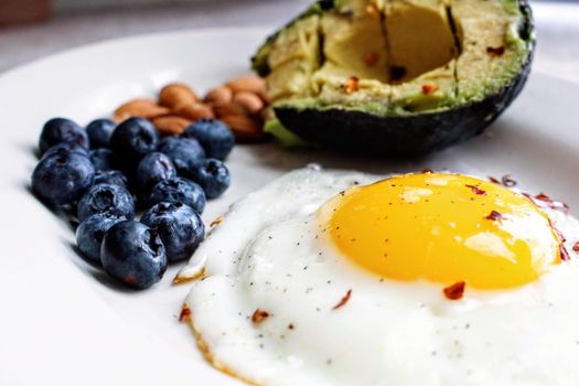 Keto maaltijd met zalm, avocado, eieren en groene groenten op tafel voor een lifestyle-artikel over Noord-Holland