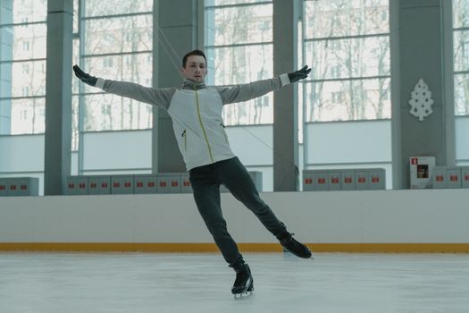 Schaatser op olympisch ijs tijdens kunstschaatsen mannen olympische winterspelen 2026