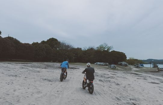 Ouders en kind bekijken een mini fatbike op een fietspad in Noord-Holland met aandacht voor veiligheid en regels