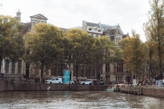 Pure Air6 Pro Suspension op een Amsterdamse straat met klinkers, gericht op comfort en veiligheid in stedelijk verkeer