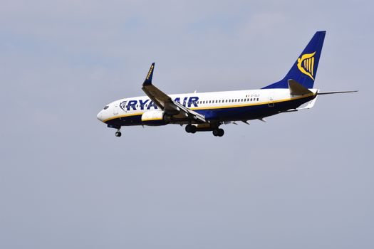 Vertrekhal met reizigers en schermen met vluchtprijzen, als illustratie van de invloed van Ryanair op de Nederlandse reismarkt