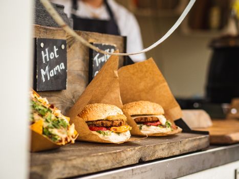 Food- en lifestyletrends in Noord-Holland met kleurrijke brunch, woonaccessoires en festivalsfeer