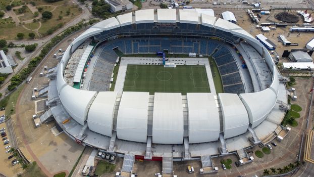 Sportcafé in Amsterdam met scherm vol uitslagen wk voetbal 2026 en juichende supporters