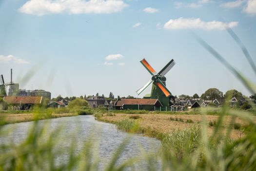 Tv-scherm met Vandaag Inside in een Noord-Hollandse woonkamer tijdens de avonduitzending