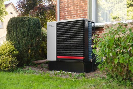 Huiseigenaar in Noord-Holland bekijkt offertes voor een warmtepomp en subsidie in 2026